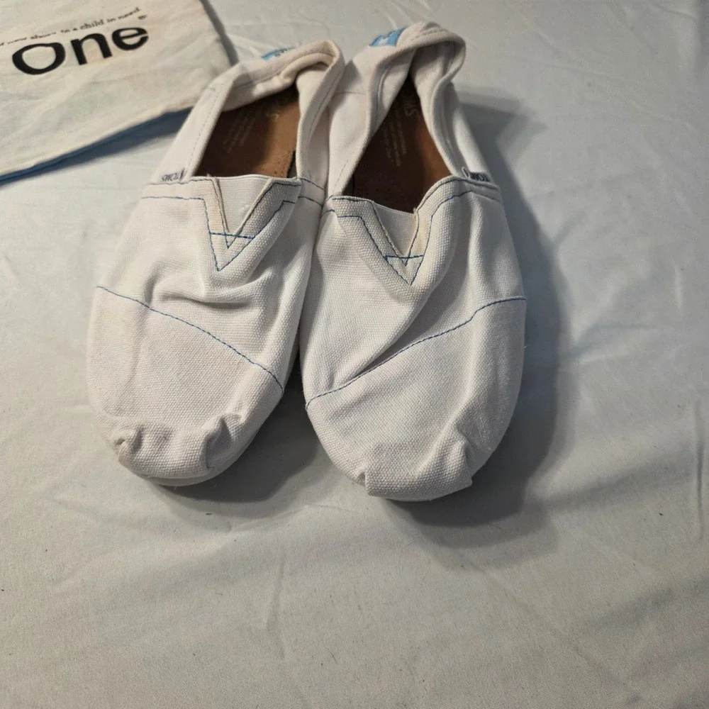 TOMS Classic Alpargata Slip On Shoes Mens 11 White Canvas Blue Stitching w Bag